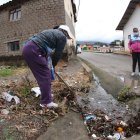Los vecinos deben limpiar siempre la basura que se acumula en los pocos sumideros de la zona.