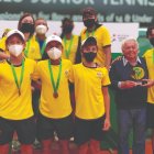 El equipo de varones de Ecuador sub 14 que logró clasificarse al Mundial, junto al Ec. Danilo Carrera, presidente de la FEF.