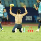 Ángel Mena de rodillas dando las gracias a Dios por el gol y la clasificación.