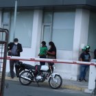 Familiares del policía asesinado sargento William Vidal Batallas realizan los trámites para retirar su cuerpo del laboratorio criminalística de la Policía Nacional.