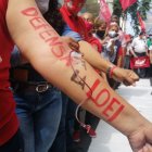 Desangramiento de los profesores, como protesta, en los bajos de la Corte de Guayaquil.
