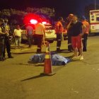 El cadáver del infortunado conductor yacía en el piso, cubierto con una manta, hasta que llegaron a retirarlo.