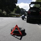 Los conductores deben cambiar las llantas que se revientan por no poder esquivar los baches.