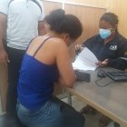 La madre no dejaba de llorar mientras asentaba la denuncia en contra del padre de su bebé.