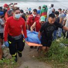 La población entera se dio cita en el rescate del cuerpo.