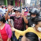 Cientos de personas salieron a las calles quevedeñas y cuestionaron la labor de las autoridades.