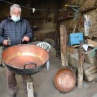 Desde niño, Manuel Pinos se involucró en el oficio de moldear las cacerolas a punta de golpe.