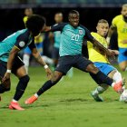 Jhegson Méndez se destaca como volante de la selección de Ecuador.