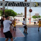 Matías Oyola, Emmanuel Martínez, Fabián Bustos y Javier Burrai jugando un partido de básquet con los chicos de la Fundación Caballito Zevallos.