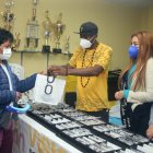 King Doggy (camiseta amarilla) hizo la entrega de los lentes a quienes los necesitaban.