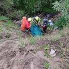 Rescatistas tuvieron que bajar a la quedrada para sacar el cuerpo.