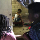 Los niños no entienden todavía qué le pasa a su madre.