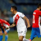 Yoshimar Yotún de Perú celebra hoy tras anotar contra Paraguay.
