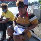 Sandra González guardaba en una funda la ropa con la que velarían al pequeñito, a quien cuidó desde que nació.