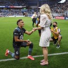 El jugador del Minnesota United le pidió matrimonio a su novia, tras el duelo ante el San José Earthquakes.