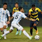 Gonzalo Plata (i) ingresó al cambio, en el duelo ante Argentina.