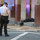 Julio Santiago Valverde cayó abatido en esta esquina, tenía a su niña en brazos.