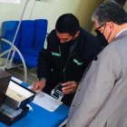 Un servidor del Consejo de Participación Ciudadana y Control Social recibe la carta de renuncia del contralor, Pablo Celi.