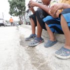 En el sitio del sucedo, habitualmente, se reúnen niños y adolescentes.