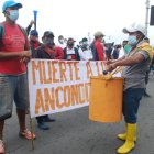 Los pescadores acudieron a la Capitanía del Puerto, en Salinas, para protestar por los  robos durante sus labores.