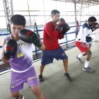 El joven boxeador Ángel Delgado se destaca en la categoría Juvenil.