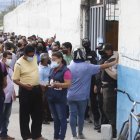 En la Unidad Educativa Fe y Alegría, se forman largas filas para el proceso de vacunación.