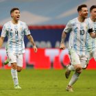 Lionel Messi de Argentina celebra hoy junto a sus compañeros tras vencer a Colombia en la tanda de penales.