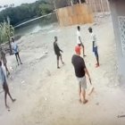 Los individuos fueron captados por cámaras de vigilancia del sector.