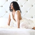 Posó para esta producción con el vestido más caro que tiene en su armario.