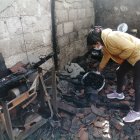 Una vecina del sector buscaba rescatar algún bien que no haya sido arruinado por el fuego.