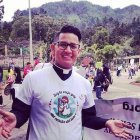 El pastor trata de sobrellevar las críticas debido a su orientación sexual.