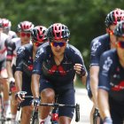 El ecuatoriano Richard Carapaz (c) es una de las figuras del Team Ineos en el Tour de Francia.