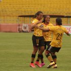 Los Cuatro primeros equipos de cada grupo clasifican a los cuartos de final de la Superliga.