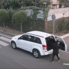 El caso está viralizándose en redes sociales. El hombre fue captado por una cámara.