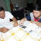 Los parientes se apoyaban entre sí los fines de semana, mientras hacían las tareas.