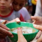 Se dona dinero para bajar los índices de desnutrición en Ecuador.