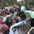 Tras la audiencia de formulación de cargos, la noche del jueves, encendieron velas y a gritos pedían libertad.