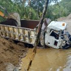 Solo el carro fue hallado en el agua y de su conductor no hay noticias.