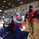 La mujer tiene su puesto cerca de un mercado. Ayer fue inmunizada con la primera dosis.