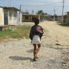 Vanessa recorre las calles de Durán buscando cables para extraer cobre y venderlo. Tiene diez años consumiendo H.