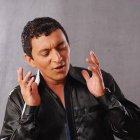 El artista viajó a Estados y España, donde les cantaba a los migrantes.