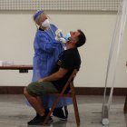 Un hombre es examinado para detectar la enfermedad por coronavirus (COVID-19) en la estación de metro Syntagma en el centro de Atenas, Grecia.