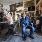 Su taller está situado en la capital. Sus manos han reparado obras importantes.