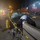 La marcha del auto negro se detuvo en la barrera de cemento.