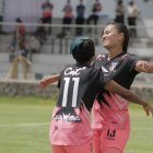 Karen Páez (d) marcó en la victoria de Ñañas sobre San Miguel de Ibarra y es la goleadora de la zona 2 con 13 tantos.