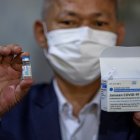 Un trabajador de la salud sostiene un frasco de la vacuna Janssen en Katmandú, Nepal.