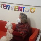 Algodoncito fue recibido con globos en su nuevo hogar. La madre de Lucía estaba feliz de conocerlo.