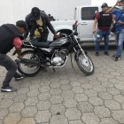 La policía logró capturar al sospechoso de ambos atentados y recuperó la moto durante un operativo.