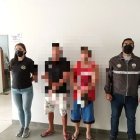 Los dos sacapintas detenidos junto a dos agentes de la Policía.