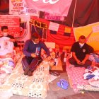 Pedro Delgado, maestro fiscal en huelga de hambre, recibe atención por parte de miembros de la Cruz Roja.